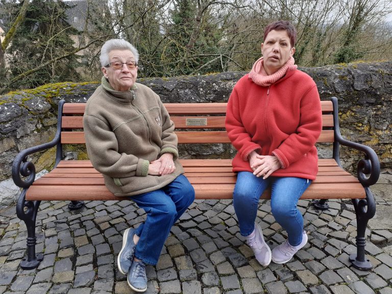 Aufstellen Ruhebank für verstorbenen Manfred Streb